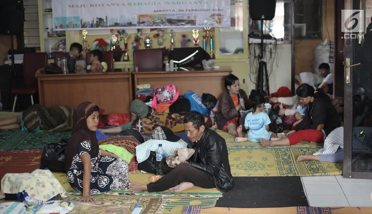 Warga yang rumahnya terendam banjir melakukan aktivitas saat mengungsi di Kelurahan Kampung Melayu, Jatinegara, Jakarta Timur, Rabu (7/2). Puluhan KK mengungsi di tempat tersebut. (Liputan6.com/Arya Manggala)