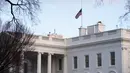 Gedung Putih mengibarkan Bendera Amerika setengah tiang untuk menandai 500.000 kematian akibat Covid-19 di Washington D.C. pada Senin (22/2/2021). Presiden Joe Biden memerintahkan agar bendera AS di properti federal diturunkan menjadi setengah tiang selama lima hari. (SAUL LOEB/AFP)