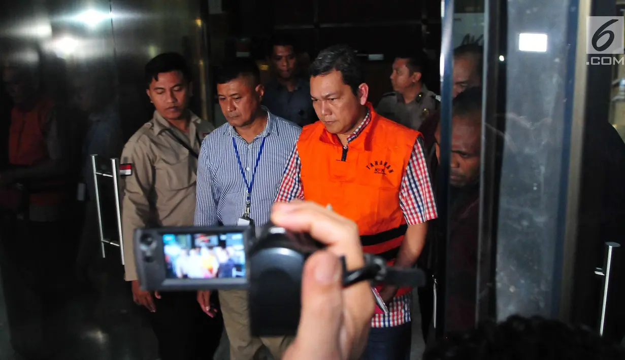 Ketua DPD Partai NasDem kota Brebes, Amir Mirza Hutagalung usai menjalani pemeriksaan di gedung KPK, Jakarta, Rabu (30/8). (Liputan6.com/Helmi Afandi)