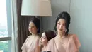 Untuk acara resepsi Ria Ricis ini, para bridesmaids mengenakan gaun bernuansa soft pink, selaras dengan tema resepsi Ria Ricis, yakni Negeri Dongeng. (Instagram/ayungberinda).