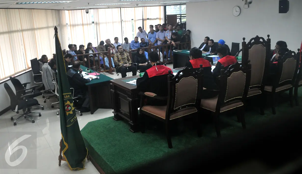 Suasan sidang perdana Bupati Empat Lawang Budi Antoni Aljufri dan istrinya, Suzannna terkait kasus suap sengketa Pilkada di Pengadilan tipikor, Jakarta, Kamis (17/9). Keduanya diduga menyuap mantan Ketua MK Akil Mochtar. (Liputan6.com/Andrian M Tunay)