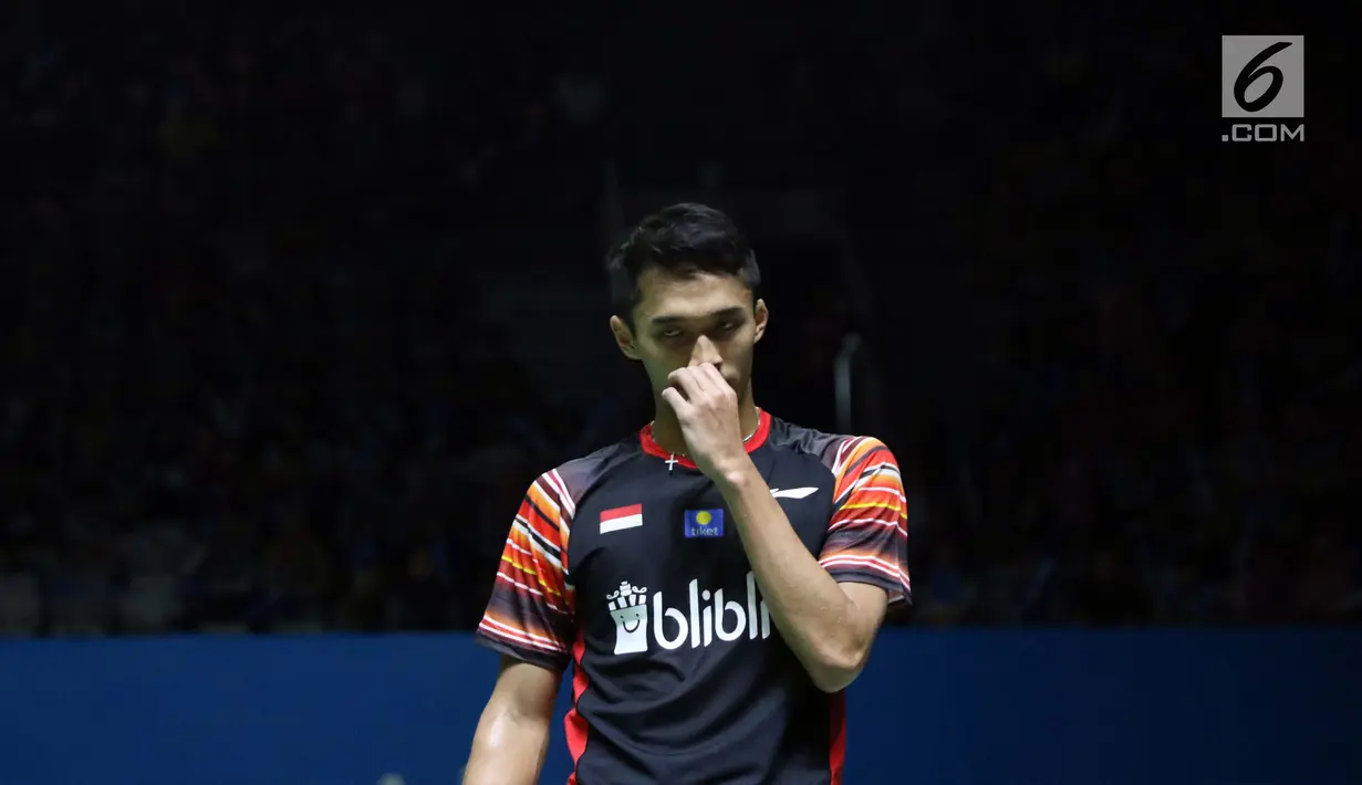 Pebulu tangkis tunggal putra Indonesia, Jonatan Christie saat melawan Hans Kristian Solberg Vittinghus (Denmark) di babak 16 besar Indonesia Open 2019 di Istora Senayan, Jakarta, Kamis (18/7/2019). Jonatan unggul 22-20, 21-13. (Liputan6.com/Helmi Fithriansyah)