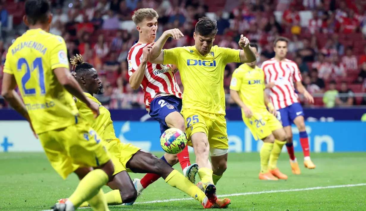 Lima gol kemenangan Atletico tercipta berkat Antoine Griezmann (2', 27'), Alvaro Morata (49'), Yannick Carrasco (57'-penalti), dan Nahuel Molina (73'). (Photo by Pierre-Philippe MARCOU / AFP)