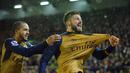 Penyerang Arsenal, Olivier Giroud (kanan) merayakan gol bersama rekannya Theo Walcot saat melawan Liverpool pada lanjutan Liga Premier Inggris di Stadion Anfield, Liverpool, Kamis (13/1/2016) dini hari.  (EPA/Peter Powell)