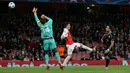 Pemain Arsenal, Mesut Ozil, berusaha menaklukkan kiper Dinamo Zagreb dalam laga Grup F Liga Champions di Stadion Emirates, London, Rabu (25/11/2015) dini hari WIB. (Action Images via Reuters/Matthew Childs)