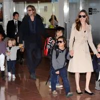 Brad Pitt yang terus bersabar ketika tidak bisa bertemu dengan keenam anaknya, kini menuai buah yang manis. Bersih dari tuduhan melakukan kekerasan terhadap anak, Pitt pun dapat mengunjungi buah hatinya tanpa pengawasan. (AFP/Bintang.com)