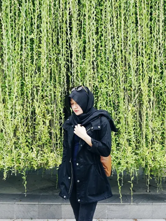Pemilik nama lengkap Ellen Nita Vindriana ini pun tampak semakin modis dengan hijab yang dikenakannya sehari-hari. Seperti ini misalnya, dengan outfit hitamnya, Ellen memakai parka yang membuatnya makin kece. (Instagram/ellennitaa)