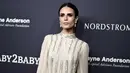 Aktris Jordana Brewster berpose saat menghadiri Gala Baby2Baby ke-6  di 3Labs, di Culver City, California  (11/11). (Photo by Richard Shotwell/Invision/AP)