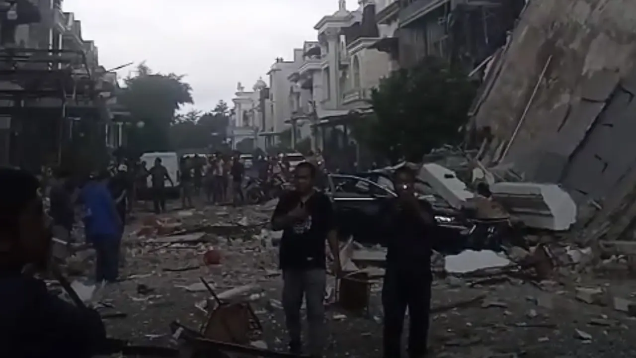 Ledakan keras guncang Grand Polonia Medan. (Liputan6.com/Reza Efendi)