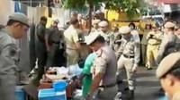 Selain menetrtibkan PKL, petugas juga menertibkan parkir liar. (Liputan 6 SCTV)