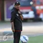 Pelatih Persija, Rahmad Darmawan (kiri) melihat permainan timnya saat melawan Bali United di turnamen Piala Presiden 2015 di Stadion Kapten I Wayan Dipta, Gianyar, Bali, Minggu (30/8/2015). Persija kalah 0-3. (Liputan6.com/Helmi Fithriansyah)