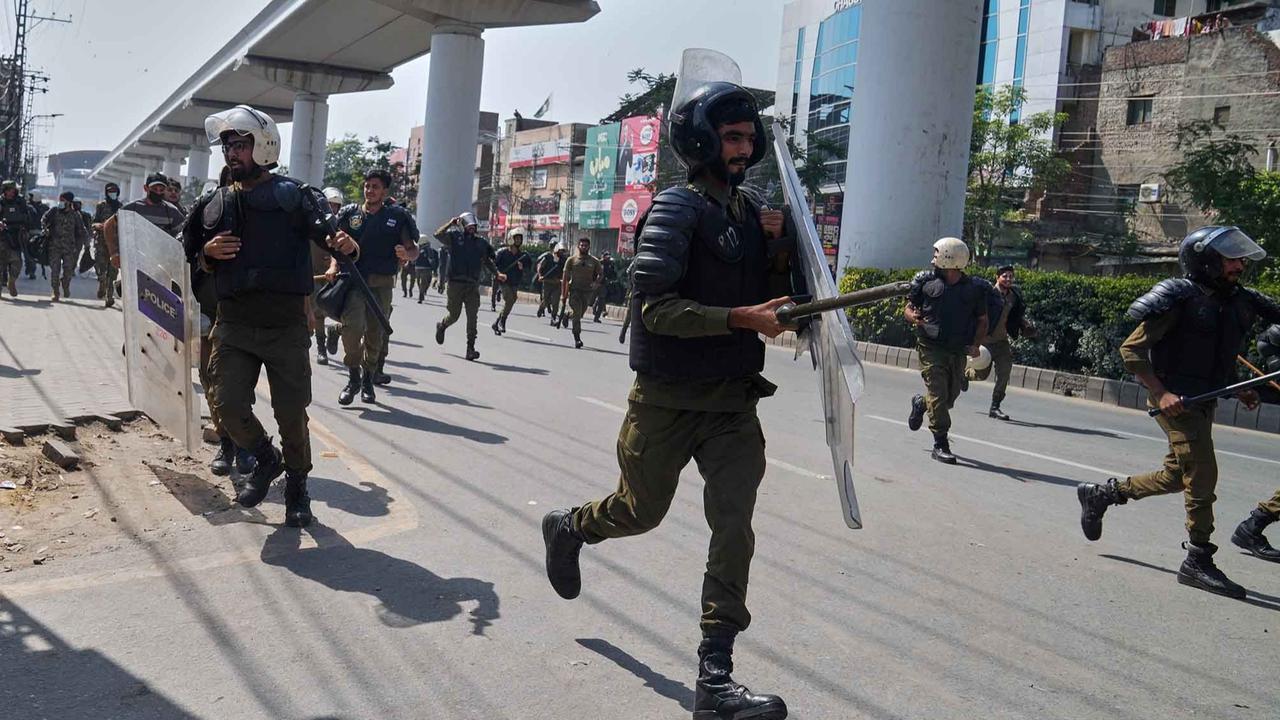 FOTO: Suasana Memanas di Lahore: Pendukung TLP Bentrok dengan Polisi Jelang Pawai Pro-Palestina