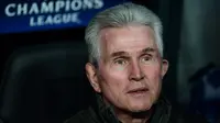 Pelatih Bayern Munchen Jupp Heynckes menyaksikan timnya berlaga melawan Besiktas dalam pertandingan Liga Champions di stadion Vodafone Arena di Istanbul (14/3). (AFP/Ozan Kose)