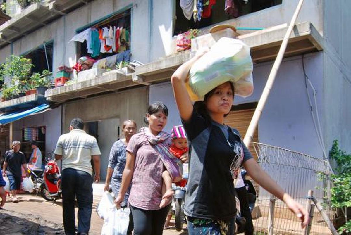 Warga Rusun Koja serbu sembako murah