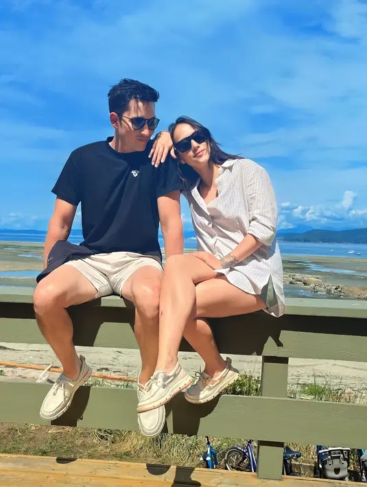 Di lain sisi, saat liburan di tempat terbuka, Mike Lewis dan Janisaa Pradja justru terlihat mengenakan pakaian kasual. Kendati demikian selera outfit merek tetap terlihat nyentrik. Selalu menggambarkan bak model papan atas. (Liputan6.com/IG/mike_lewis)