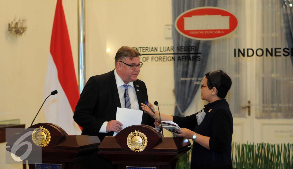 Menlu RI, Retno Marsudi (kanan) berbincang bersama dengan Menlu Finlandia, Timo Soini usai mengadakan pertemuan di Jakarta, Senin (2/11/2015). Pertemuan membahas rencana kedatangan Presiden Finlandia ke Indonesia. (Liputan6.com/Helmi Fithriansyah)