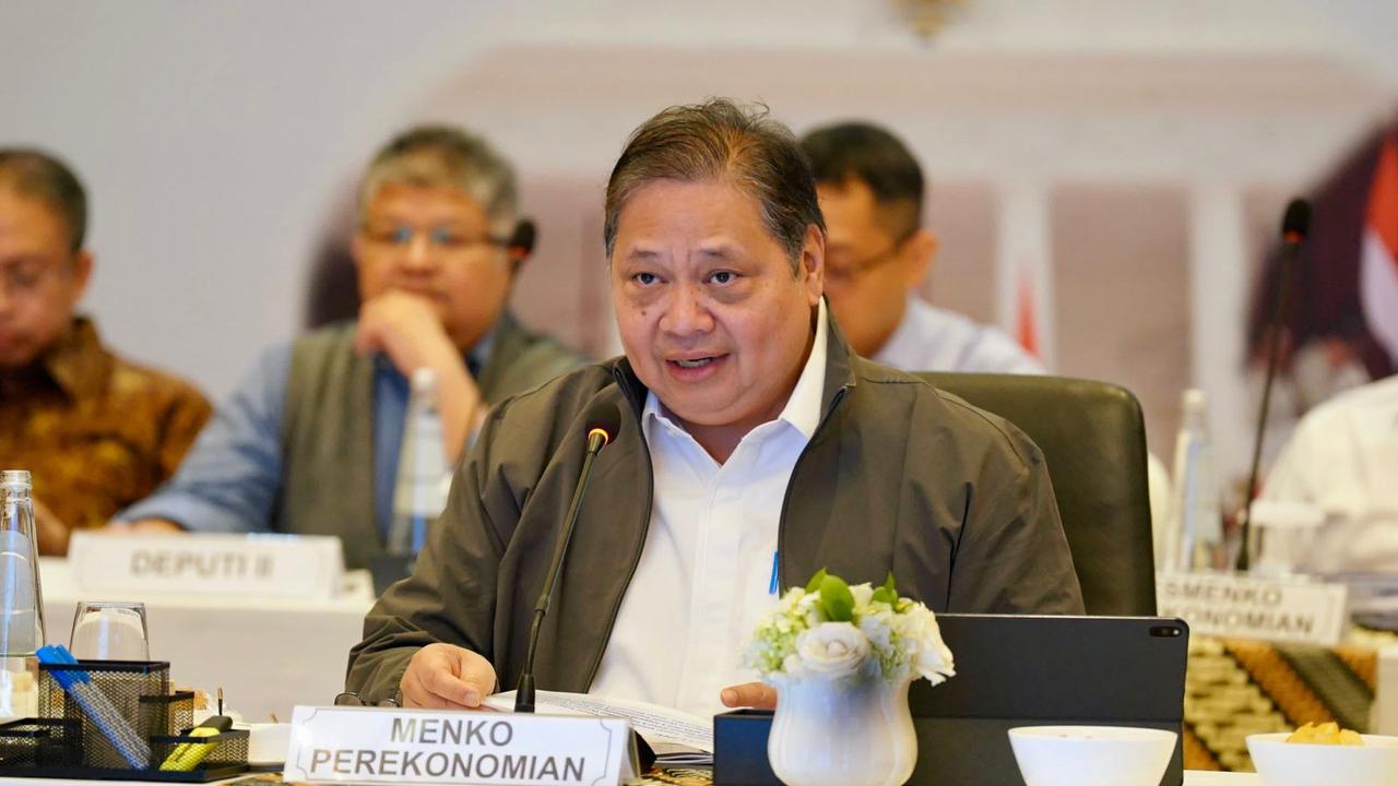 Menko Perekonomian Airlangga Hartarto saat memimpin rapat koordinasi terbatas bersama tujuh menteri yang berada di bawah koordinasi Kemenko Perekonomian.