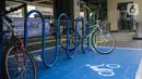 Sejumlah sepeda terparkir di kawasan stasiun MRT Cipete Raya, Jakarta, Senin (14/10/2019). Fasilitas parkiran sepeda akan ditargetkan penyediaan lokasi parkir sepeda ini akan dilakukan sebelum akhir 2019. (Liputan6.com/Faizal Fanani)