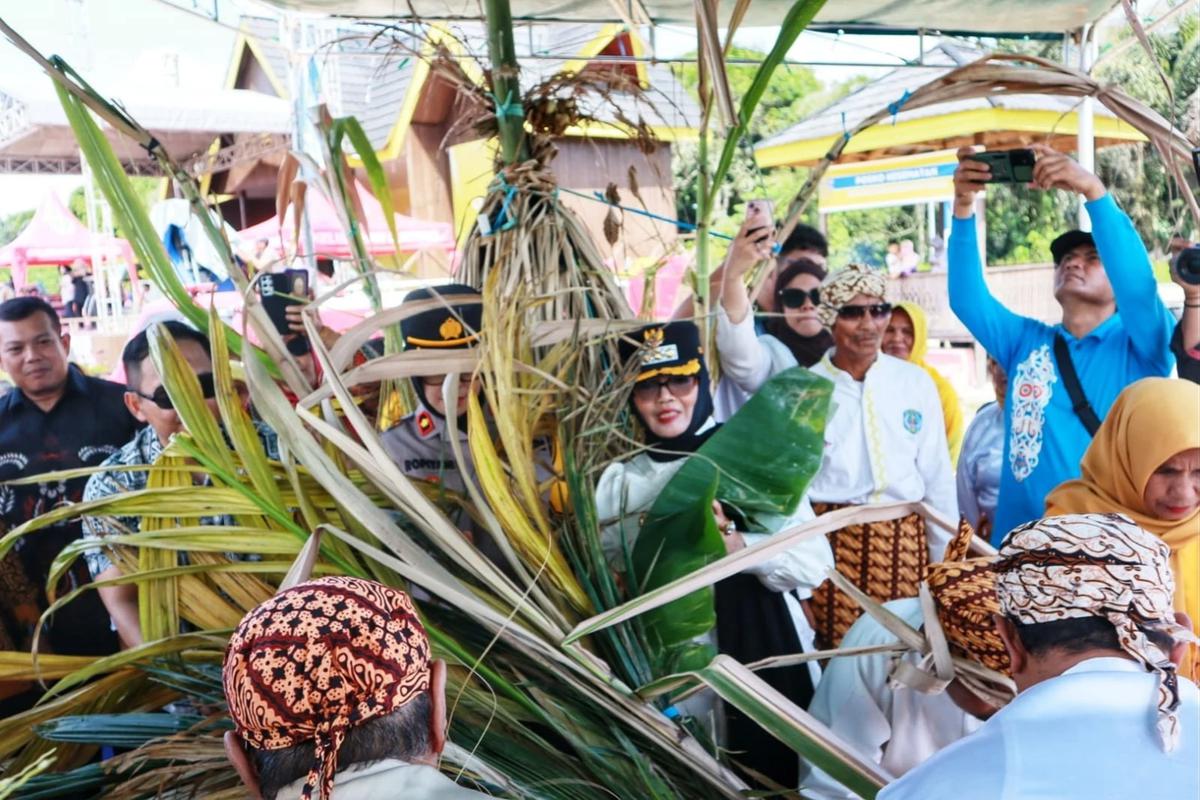 Wali Kota Bontang Neni Moerniaeni saat penutupan Festival budaya Erau Adat Pelas Benua Kampong Adat Guntung Tahun 2025