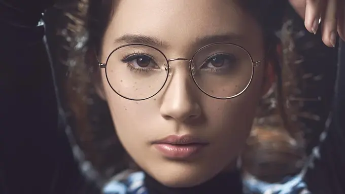 [Bintang] Culun Tapi Gemesin, Cek Tips Gaya Nerdy Ala Aktris Hits Ini