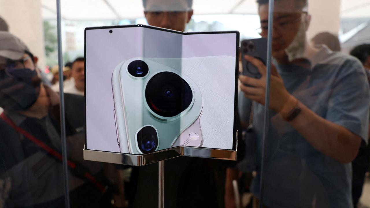 Biaya Perbaikan Layar HP 3 Lipat Huawei Mate XT Kalau Rusak Setara Beli iPhone Baru