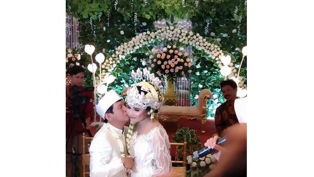 Resmi Menikah, Ini 6 Momen Mesra Pernikahan Ginanjar dan Tiara Amalia (sumber: Instagram.com/griyaageng_salasar)
