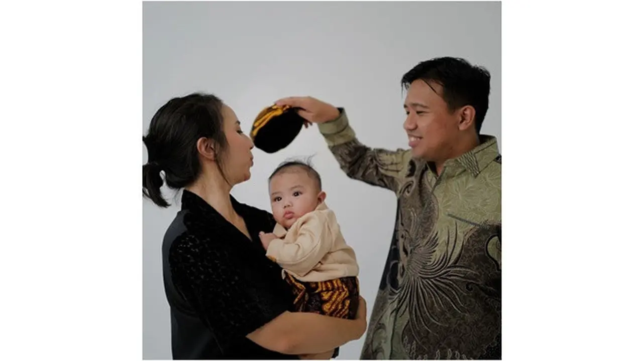 6 Pemotretan Keluarga Joshua dan Clairine Clay, Baby Elio Gemas Pakai Blangkon