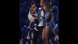 Beyonce tampak terharu ketika suaminya, Jay Z, dan putri mereka, Blue Ivy, naik ke panggung untuk mempersembahkannya penghargaan Michael Jackson Vanguard, California, (24/8/14). (AFP PHOTO / Robyn Beck)