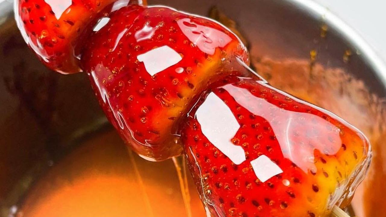 Tanghulu adalah camilan tradisional Tiongkok Utara yang terbuat dari buah segar yang ditusuk dan dicelupkan ke dalam sirup gula sederhana yang cepat mengeras, menghasilkan cangkang padat yang menyelimuti buah-buahan tersebut. Tanghulu memiliki tekstur yan