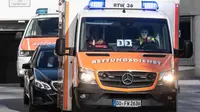 Mobil ambulans yang membawa Menteri Ekonomi Jerman, Peter Altmaier meninggalkan lokasi menuju rumah sakit di Dortmund, Selasa (29/10/2019). Altmaier dilarikan ke rumah sakit karena tak sadarkan diri setelah tersandung dan jatuh saat turun dari panggung di sebuah konferensi (Bernd Thissen/dpa via AP)