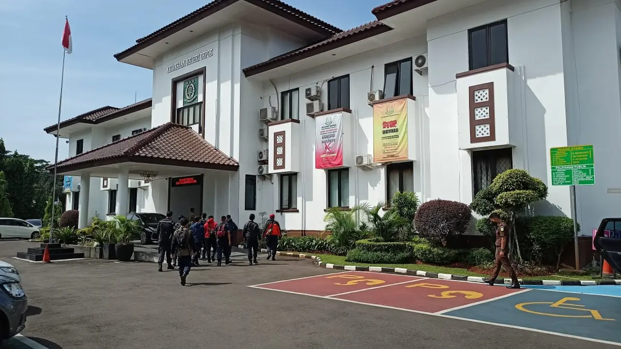 Kejaksaan Tinggi Negeri Kota Depok memanggil 30 anggota Dinas Pemadam Kebakaran Kota Depok untuk diperiksa sebagai saksi dugaan korupsi di Damkar Kota Depok.