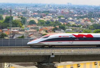 Kereta Whoosh Berhenti di Kopo (Tim Humas KCIC)