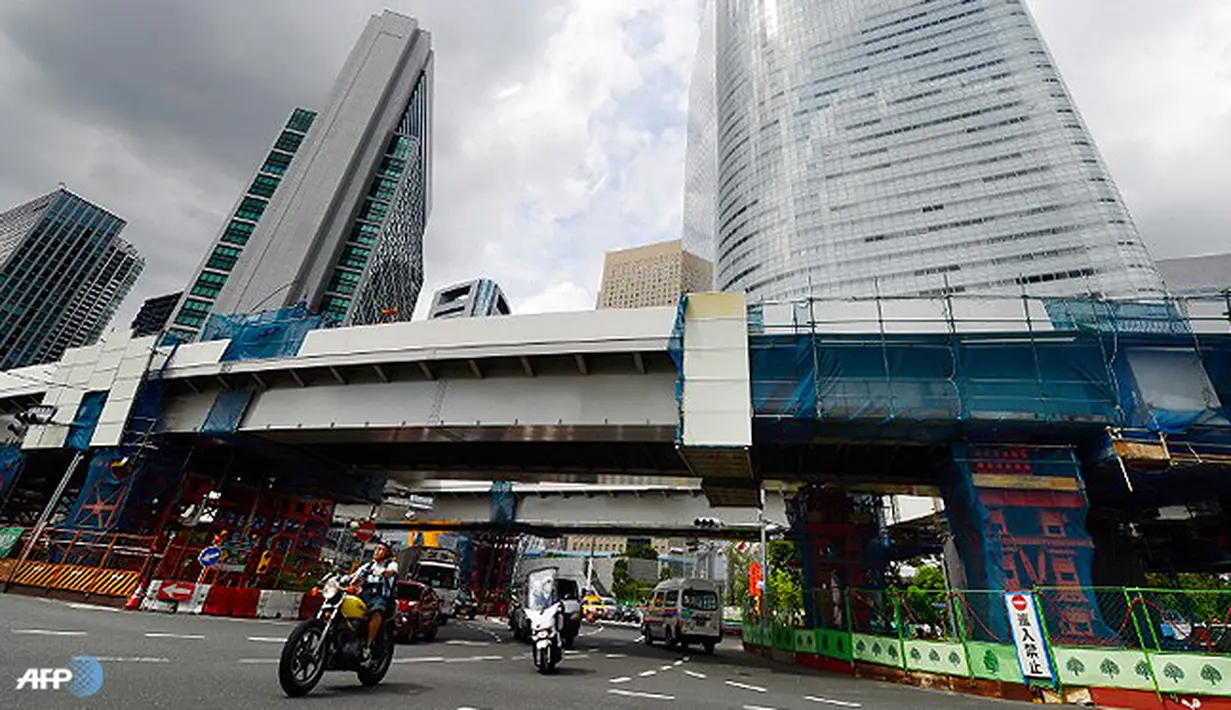 Pengendara sepeda motor berjalan di bawah kontruksi pembangunan jalan raya yang menghubungkan antara Tokyo Olympic Village 2020 dan Kota Tokyo. (AFP/Toru Yamnaka/wwn)