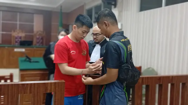 Terdakwa  kasus clandestine mini lab narkotika di Apartemen Batam usai gelar sidang di PN Batam.