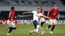 Striker Tottenham Hotspur, Harry Kane, berusaha melewati pemain Manchester United dalam laga lanjutan Premier League 2019/20 di Tottenham Hotspur Stadium, Sabtu (20/6/2020) dini hari WIB. Manchester United bermain imbang 1-1 atas Tottenham. (AFP/Matthew Childs)