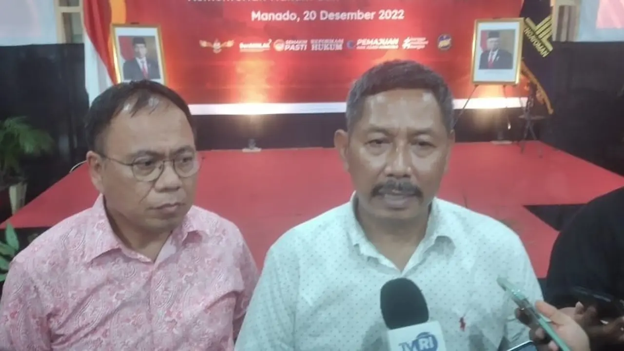 Kepala Kantor Wilayah Kemenkumham Sulut Haris Sukamto didampingi Kepala Divisi Keimigrasian Kanwil Kemenkumham Sulut Friece Sumolang menjelaskan tentang penangkapan 4 WNA Filipina.