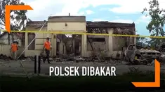 Tim Inafis Polda Jatim menyelidiki pembakaran Mapolsek Tambelangan Sampang. Mapolsek Tambelangan dibakar oleh ratusan orang tadi malam. Belum diketahui motif pembakaran, Polres Sampang masih meyelidiki kasus ini