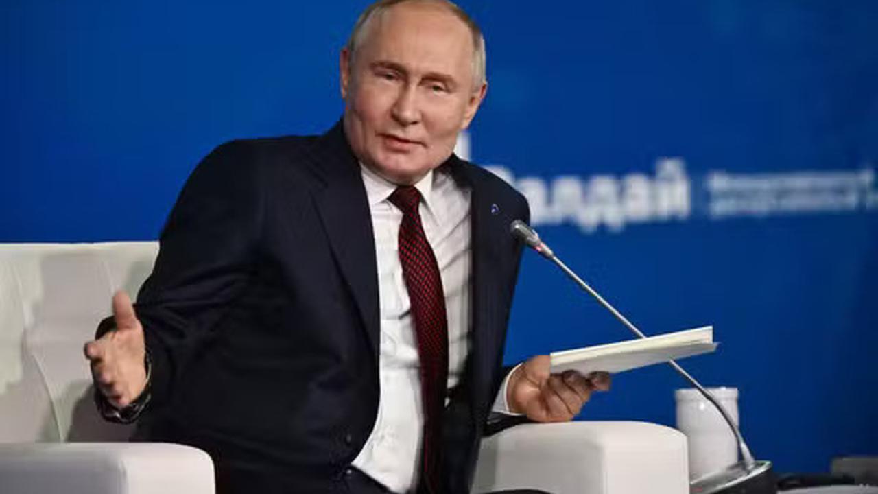 Presiden Rusia Vladimir Putin menjawab pertanyaan selama pertemuan Klub Diskusi Valdai di Sochi pada 7 November 2024. (KRISTINA KORMILITSYNA / AFP)