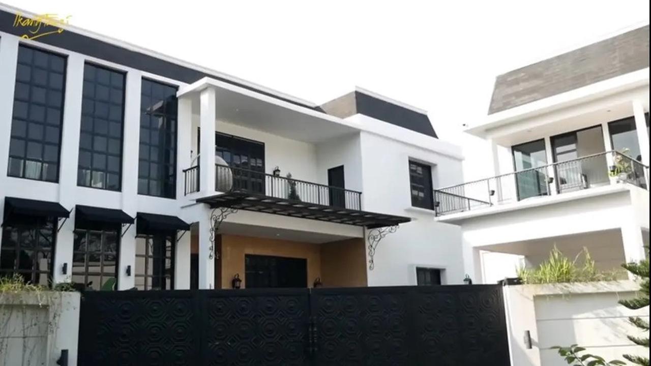 Megah dan Nyaman Sekali, 10 Foto Rumah Mewah Ian Kasela Yang Bak Istana!