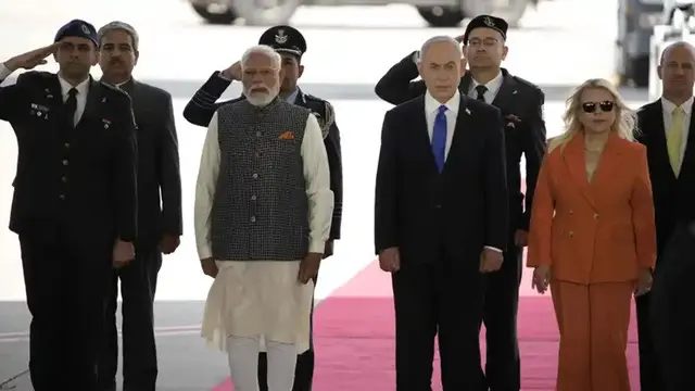 PM India Narendra Modi (tengah kiri) berpose bersama PM Israel Benjamin Netanyahu (tengah kanan) dan istrinya, Sara Netanyahu (kanan depan), saat tiba di Bandara Ben Gurion, Israel, Rabu (25/2/2026).