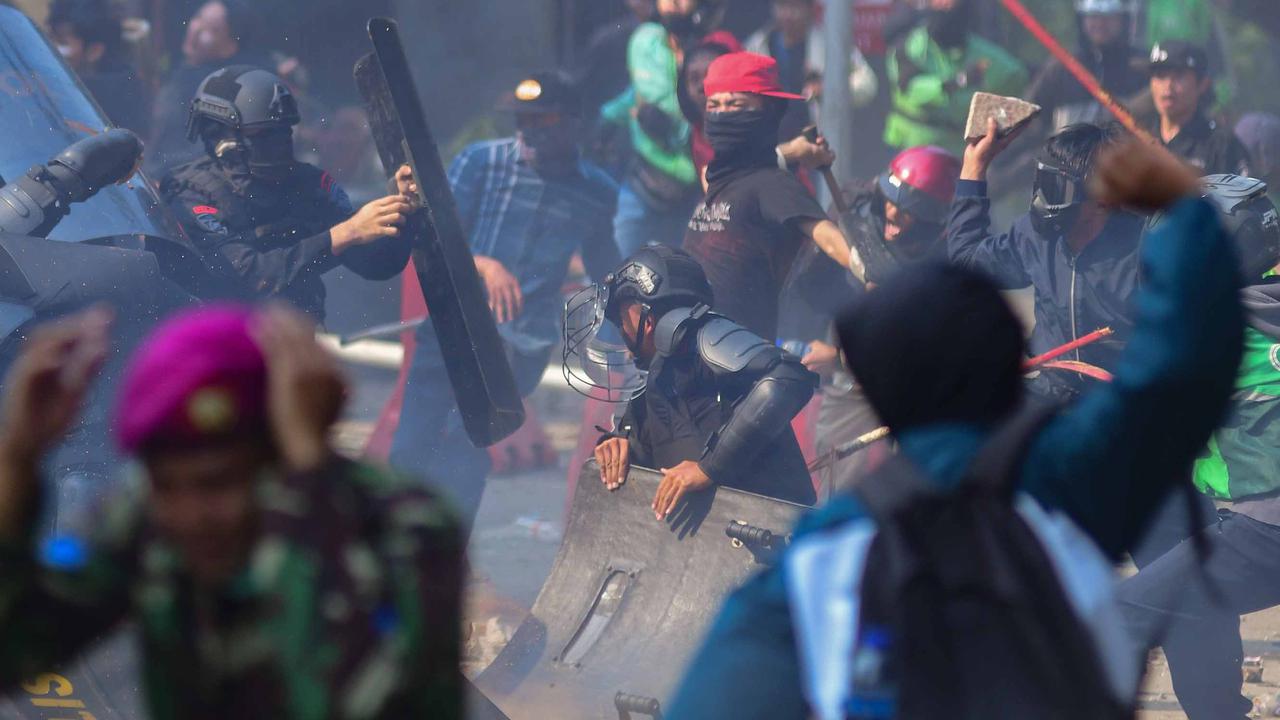 VIDEO: Emosi Massa Pecah Lempar Batu & Botol ke Mako Brimob Kwitang, Marinir-Kostrad Siaga Penuh