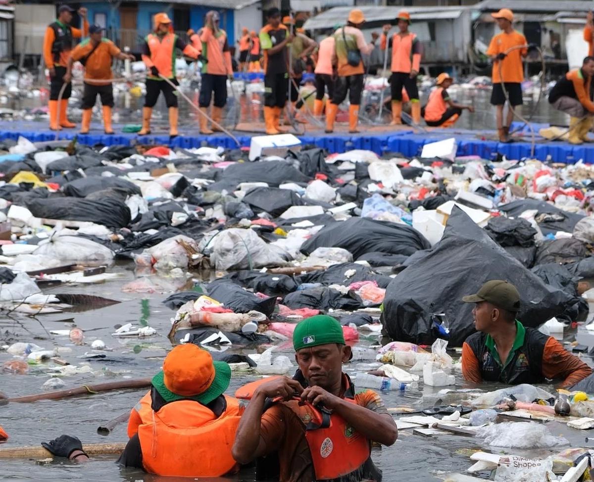 Sampah menumpuk di pesisir muara baru