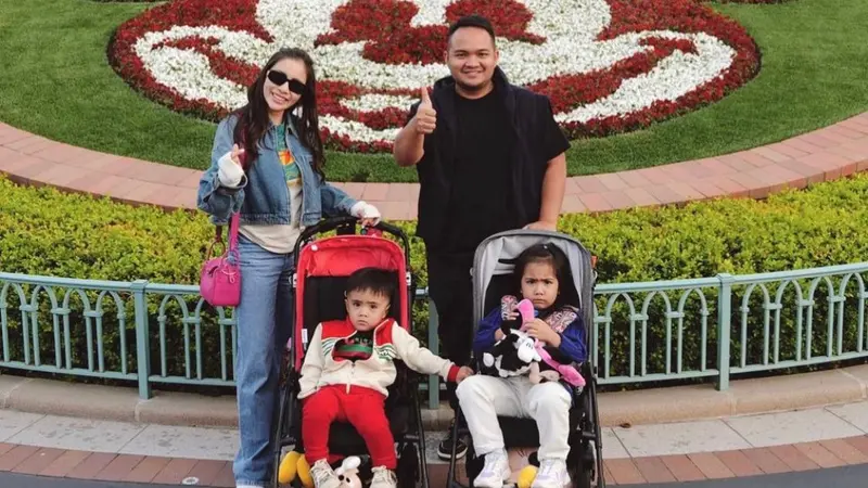 Momo Geisha dan keluarga jalan-jalan ke Disneyland Tokyo