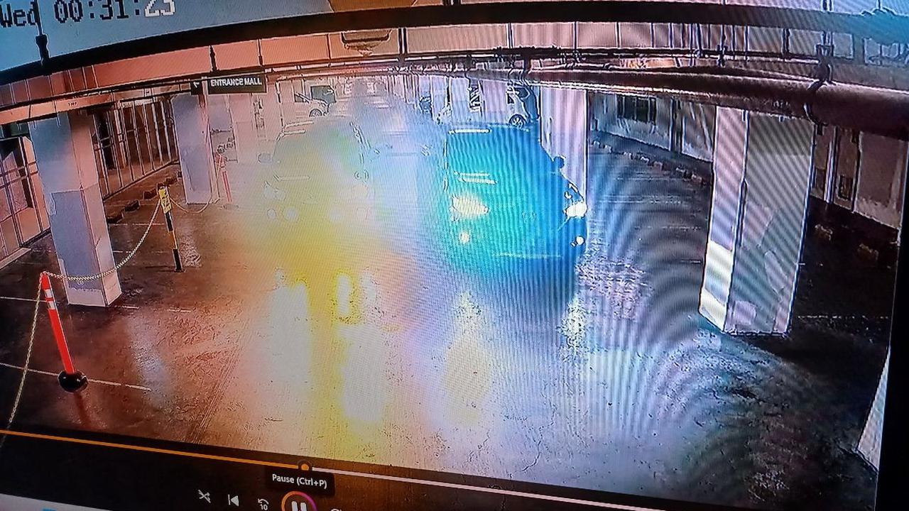 Lalu, pada rekaman kedua, JPU langsung memperlihatkan posisi korban dan terdakwa di area parkiran mobil.<br>