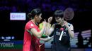Pebulu tangkis tunggal putri Korea Selatan, An Se Yong (kiri) saling berbincang dengan wakil China, Wang Zhi Yi untuk bertukar bandana atau headband setelah babak semifinal Indonesia Open 2024 di Istora Senayan, Jakarta, Sabtu (08/06/2024). (Bola.com/Bagaskara Lazuardi)