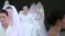 Adeline Esther menampilkan deretan bridal gouwn dengan model romantis hingga dramatis.  [Foto: Daniel Kampua]