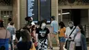 Orang-orang dengan masker berjalan di Grand Central Terminal, New York City, Selasa (27/7/2021). Warga Amerika yang divaksinasi penuh harus kembali memakai masker di dalam ruangan di daerah-daerah di mana virus corona dan terutama varian Delta menyebar dengan cepat. (Spencer Platt/Getty Images/AFP)