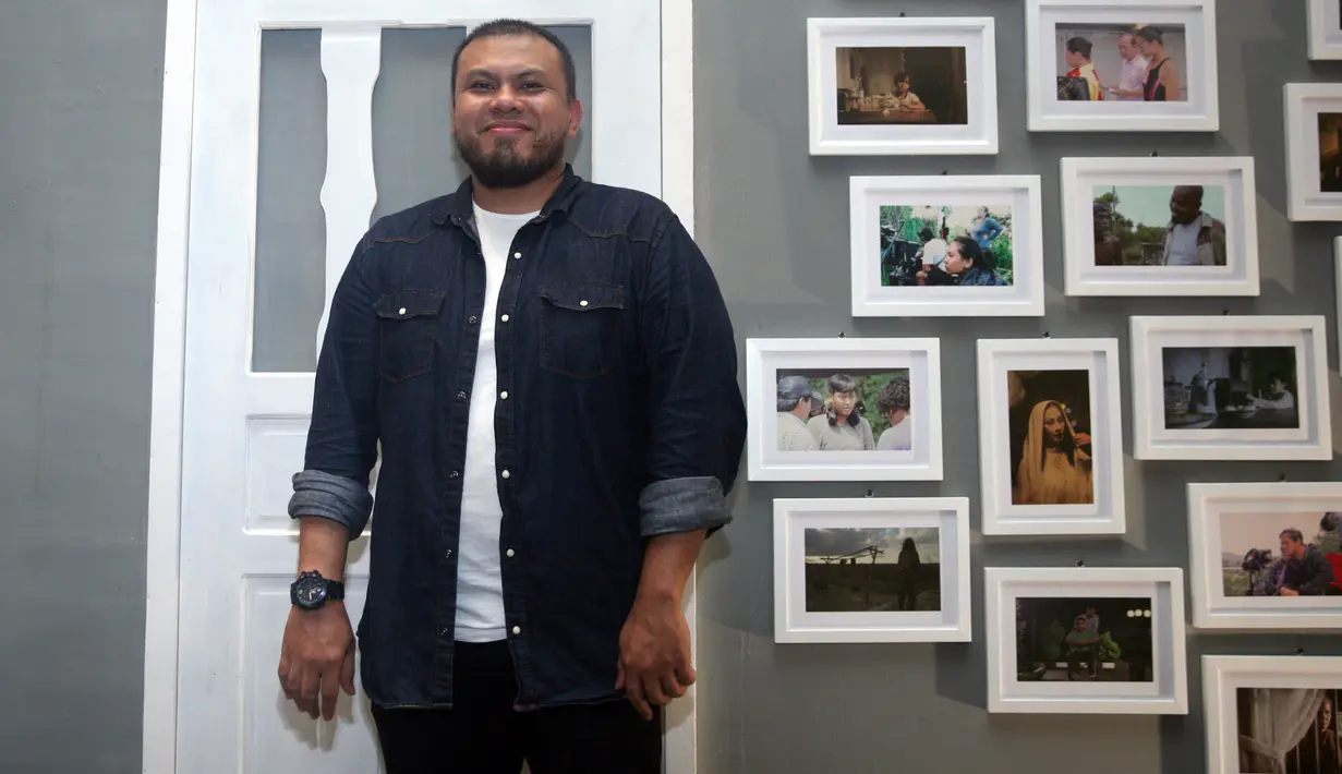 "Pengabdi Setan mulai diputar semalam di bioskop Malaysia. Hasilnya, ada yang histeris, pingsan, sawan, terkentut-kentut, dan ketindihan. Semoga semua baik-baik saja ya, teman-teman di Malaysia. 🙏🙏," tulis Joko Anwar di Twitter. (Nurwahyunan/Bintang.com)
