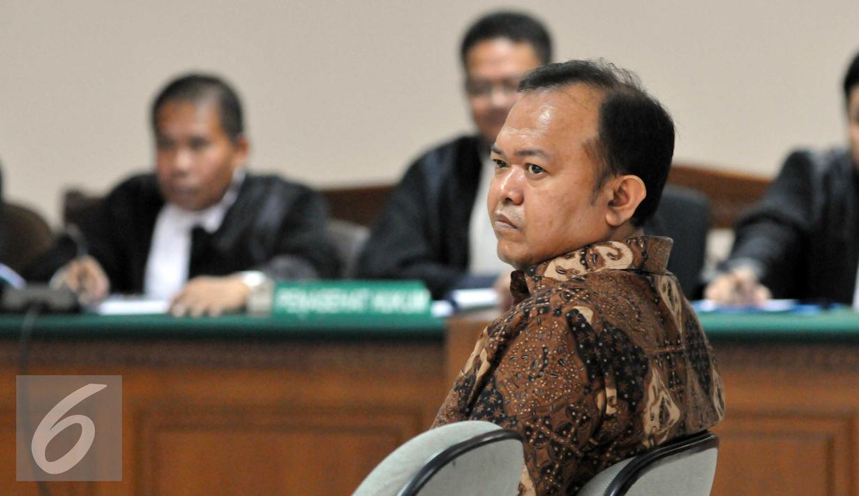 Mantan Sekjen Partai NasDem, Patrice Rio Capella menjalani sidang perdana pembacaan dakwaan di Pengadilan Tipikor, Jakarta (9/11). Rio didakwa menerima gratifikasi Rp 200 juta dari Isteri Gubernur nonaktif Sumatera Utara. (Liputan6.com/Helmi Afandi)