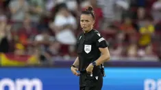 Rebecca Welch akan menjadi wasit wanita pertama yang akan memimpin sebuah laga di Liga Inggris. Seperti yang diumumkan oleh FA dan Liga Primer Inggris, Welch akan menjadi wasit untuk pertandingan antara Fulham dan Burnley di Craven Cottage pada 23 Desember 2023 mendatang. (AP Photo/Alessandra Tarantino)